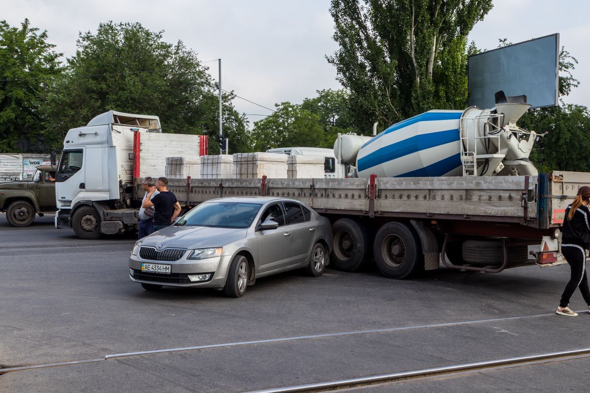 Оба автомобиля поворачивали на переезде в один момент Оба автомобиля поворачивали на переезде в один момент