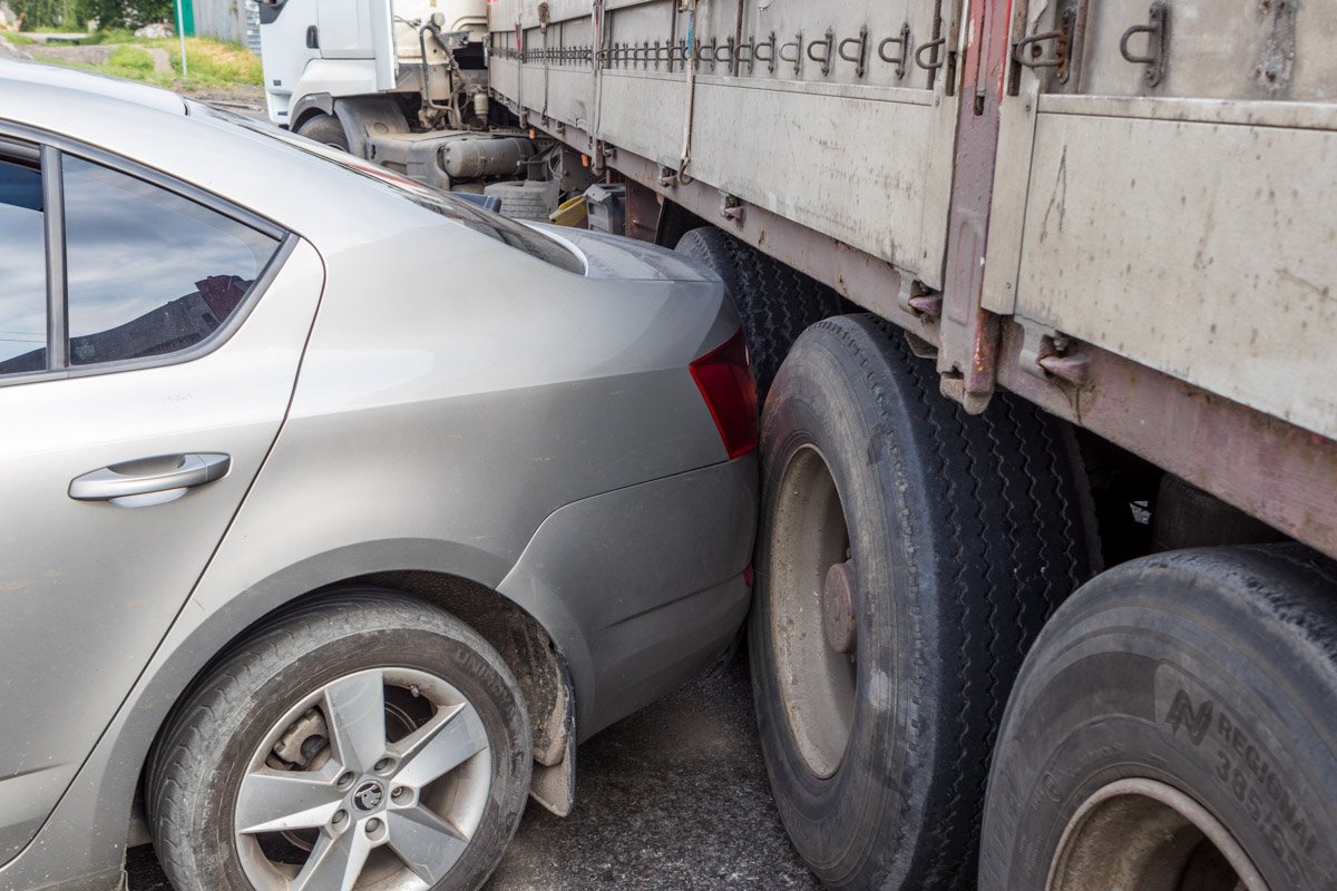 Водитель грузовика выбрал маленький радиус для разворота, вследствие чего произошла авария. Водитель грузовика выбрал маленький радиус для разворота, вследствие чего произошла авария.