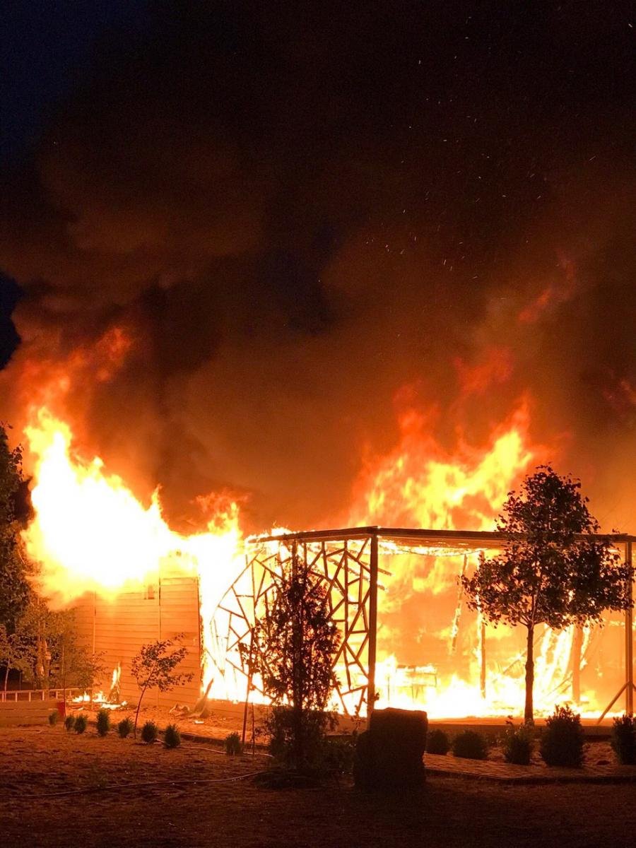 В 4:38 пожар локализовали, а в 6:18 - полностью ликвидировали В 4:38 пожар локализовали, а в 6:18 - полностью ликвидировали