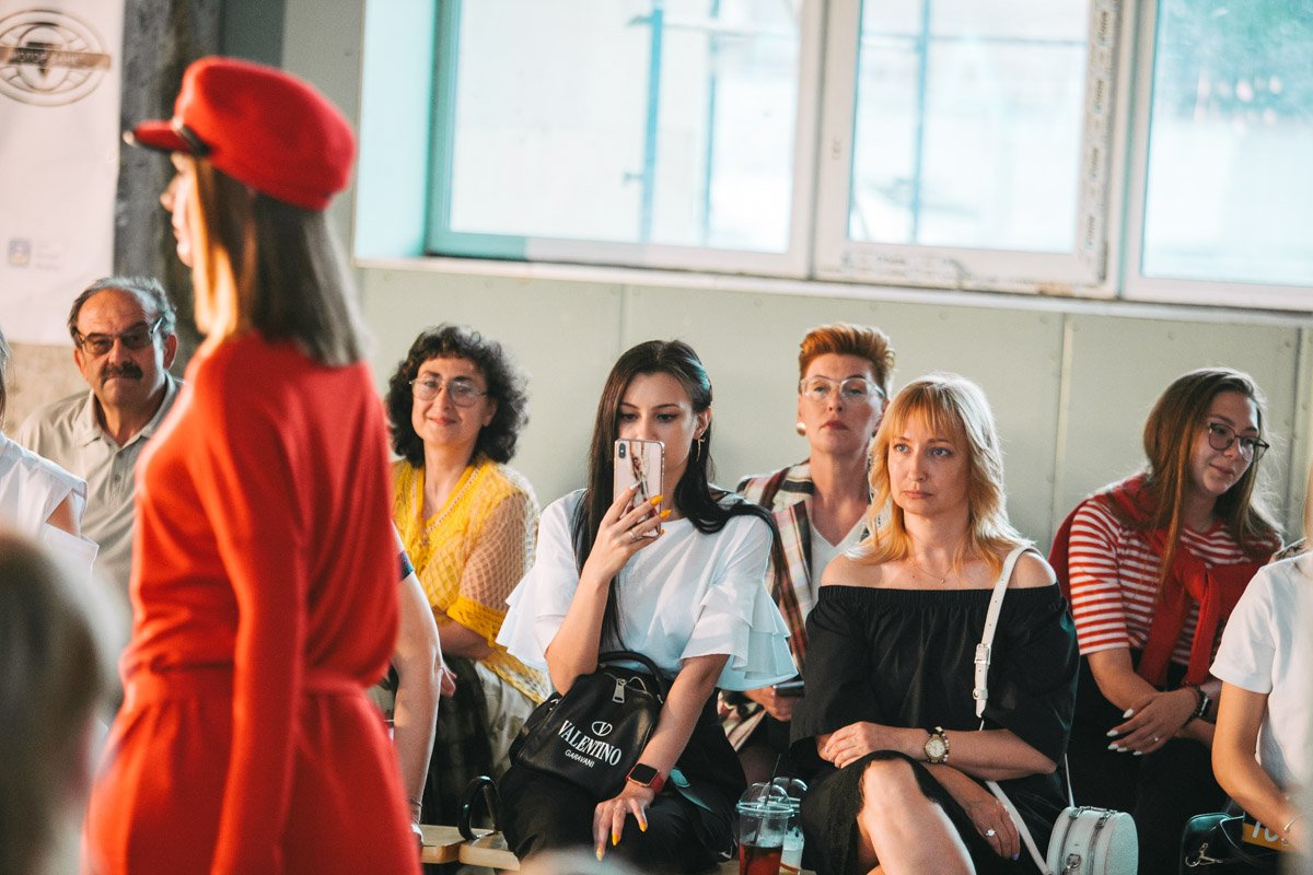 Это официальный модный ивент, который являет собой три дня модных показов начинающих и уже состоявшихся брендов Украины