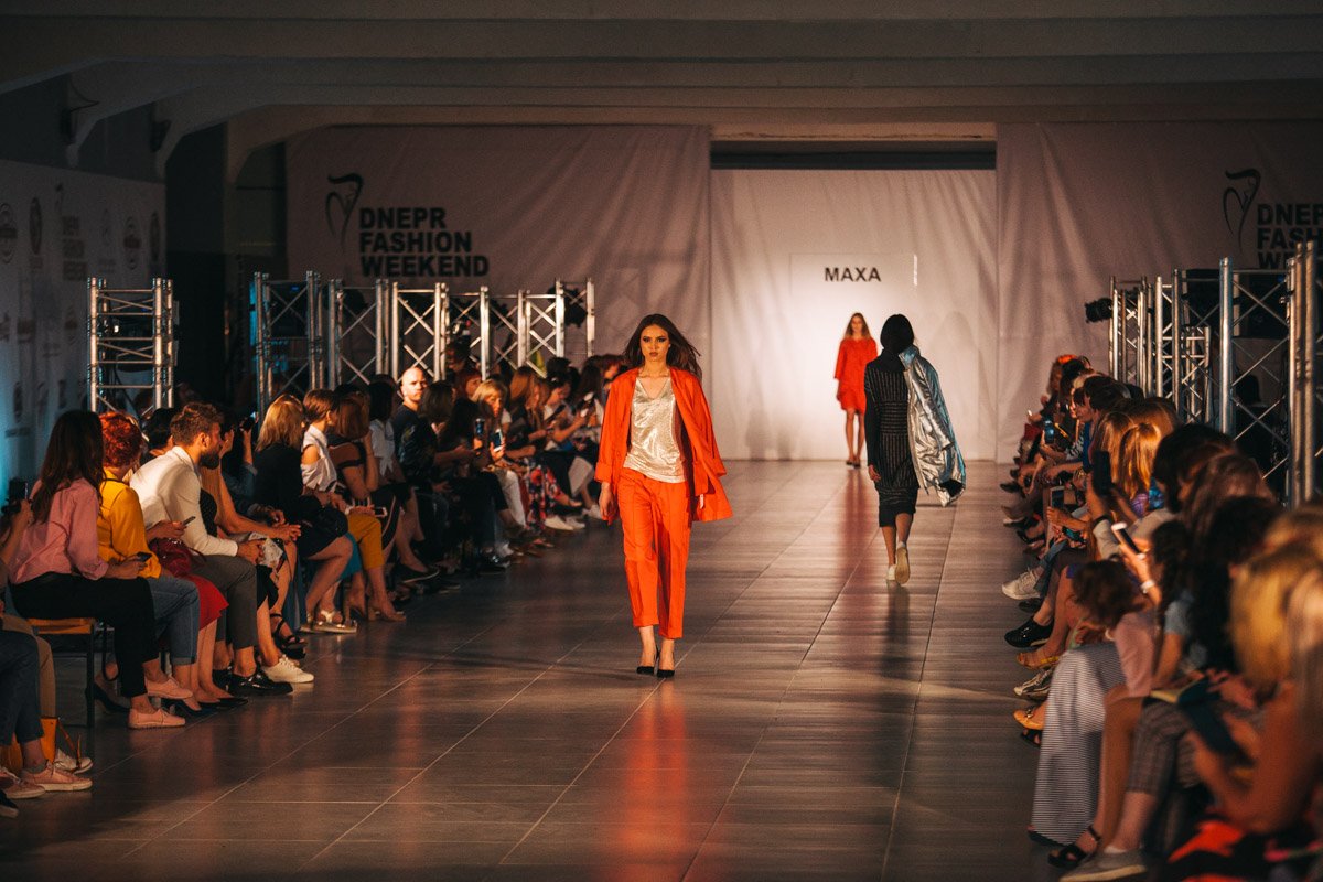 На Dnepr Fashion Weekend вы можете приобрести понравившийся наряд с подиума в открытом шоуруме