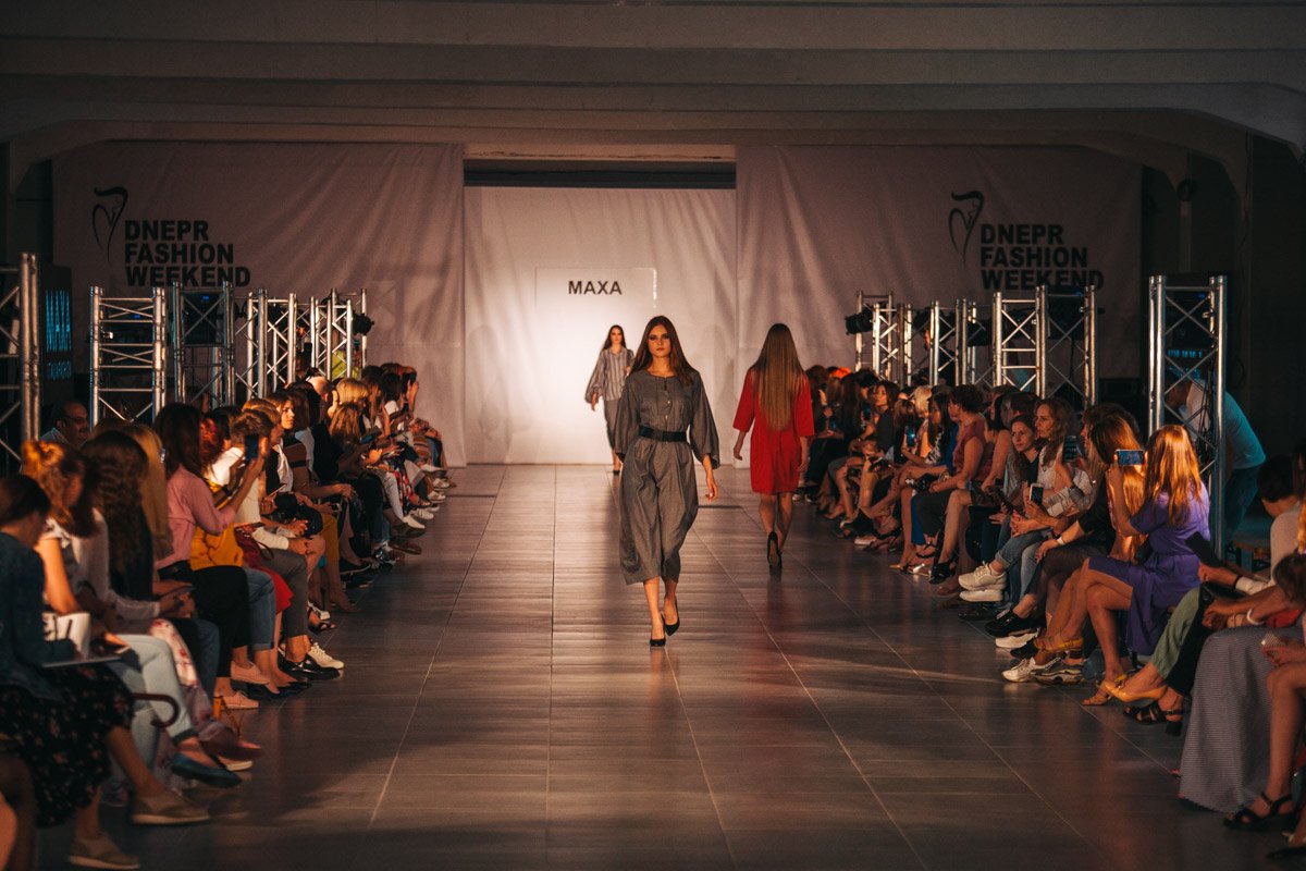 Все гости могут померить и приобрести себе необычную дизайнерскую вещь прям с показа