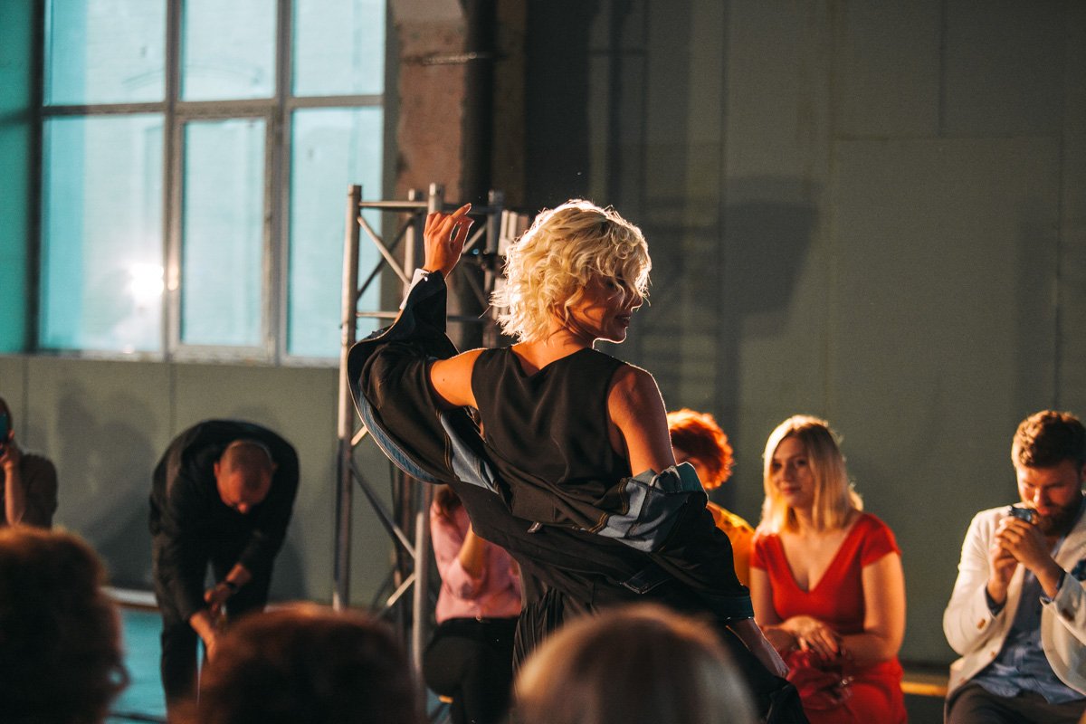 В такой атмосфере легко поймать волну искусства и самому зарядиться на новые идеи и проекты