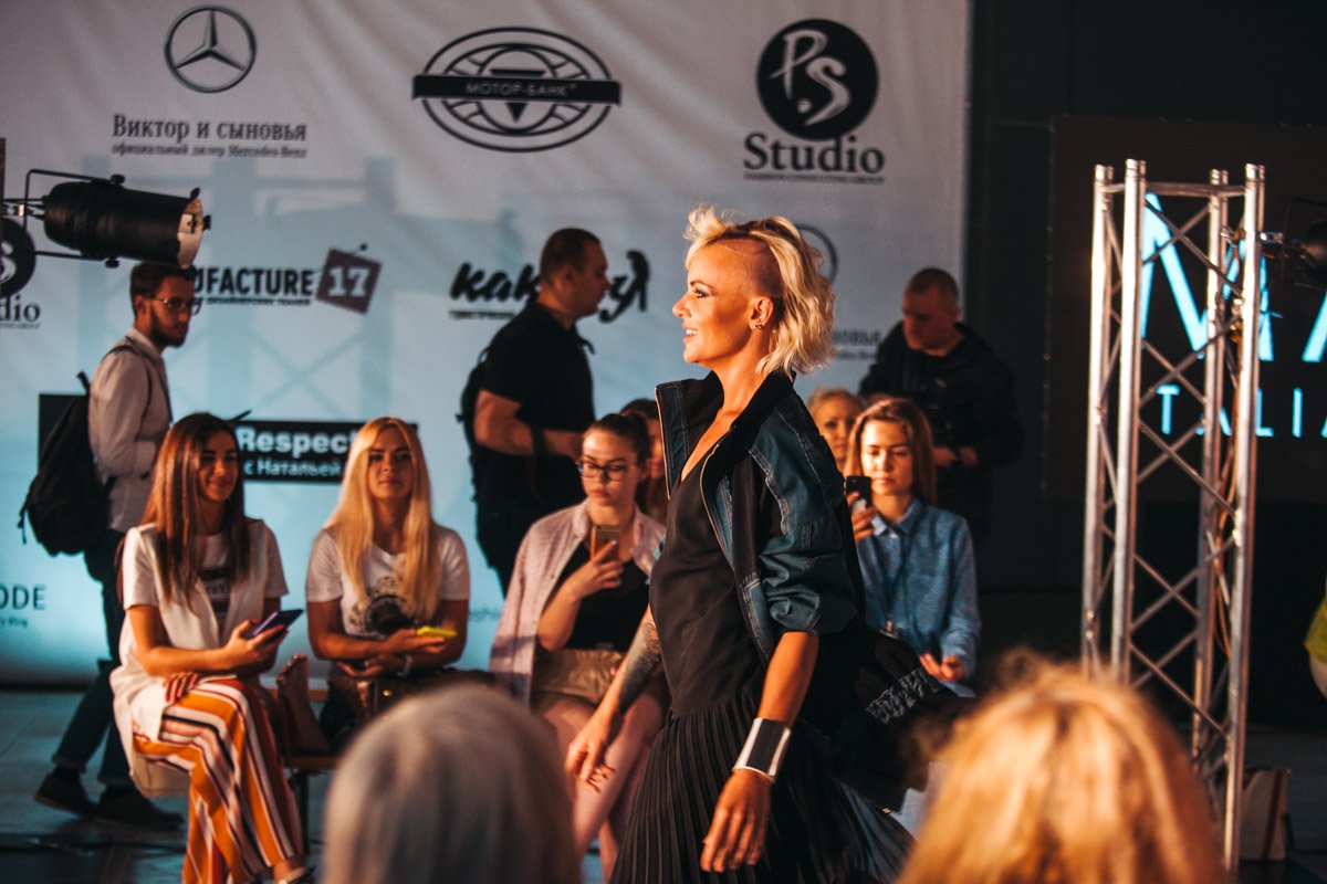 Парящие модели на показе 