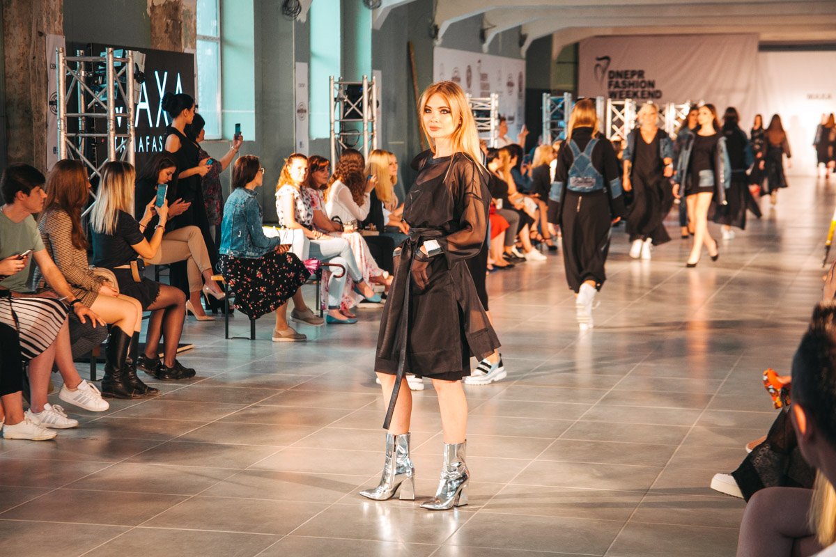 Гости не могли оторвать глаз от дизайнерской одежды и красивых моделей 