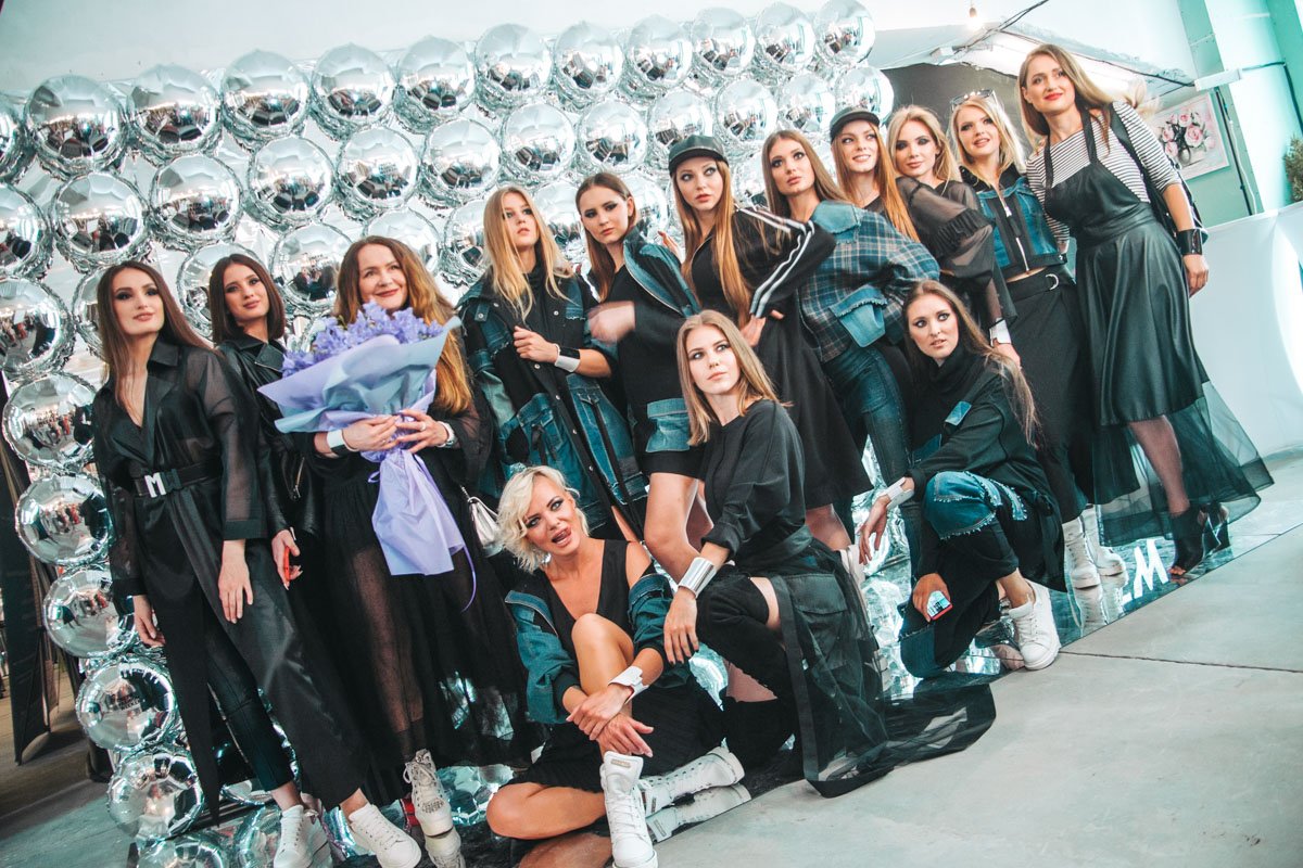 Модели после показа 