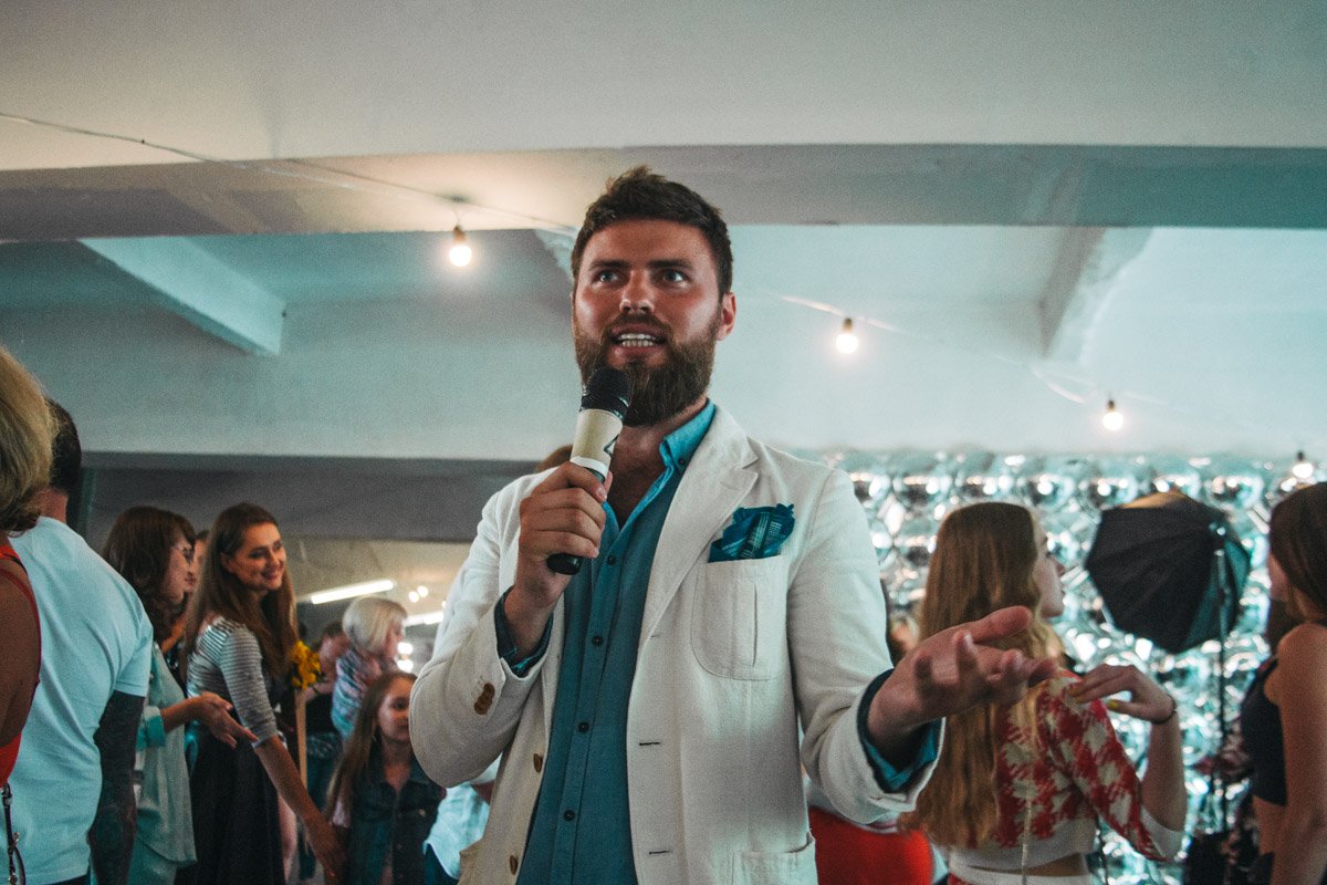 Ведущий мероприятия не давал гостям скучать 