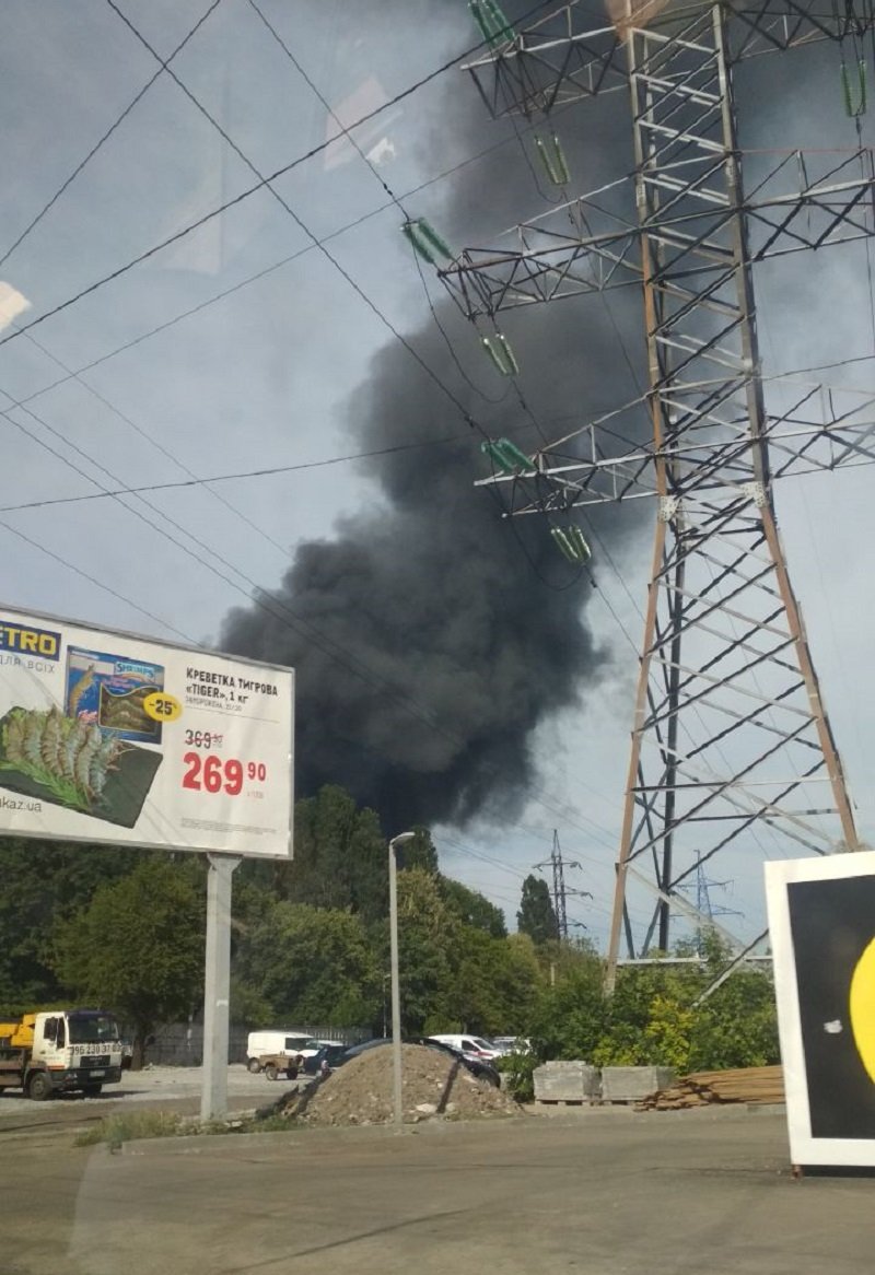 В Днепре на улице Шинной горит склад лесоматериалов 
