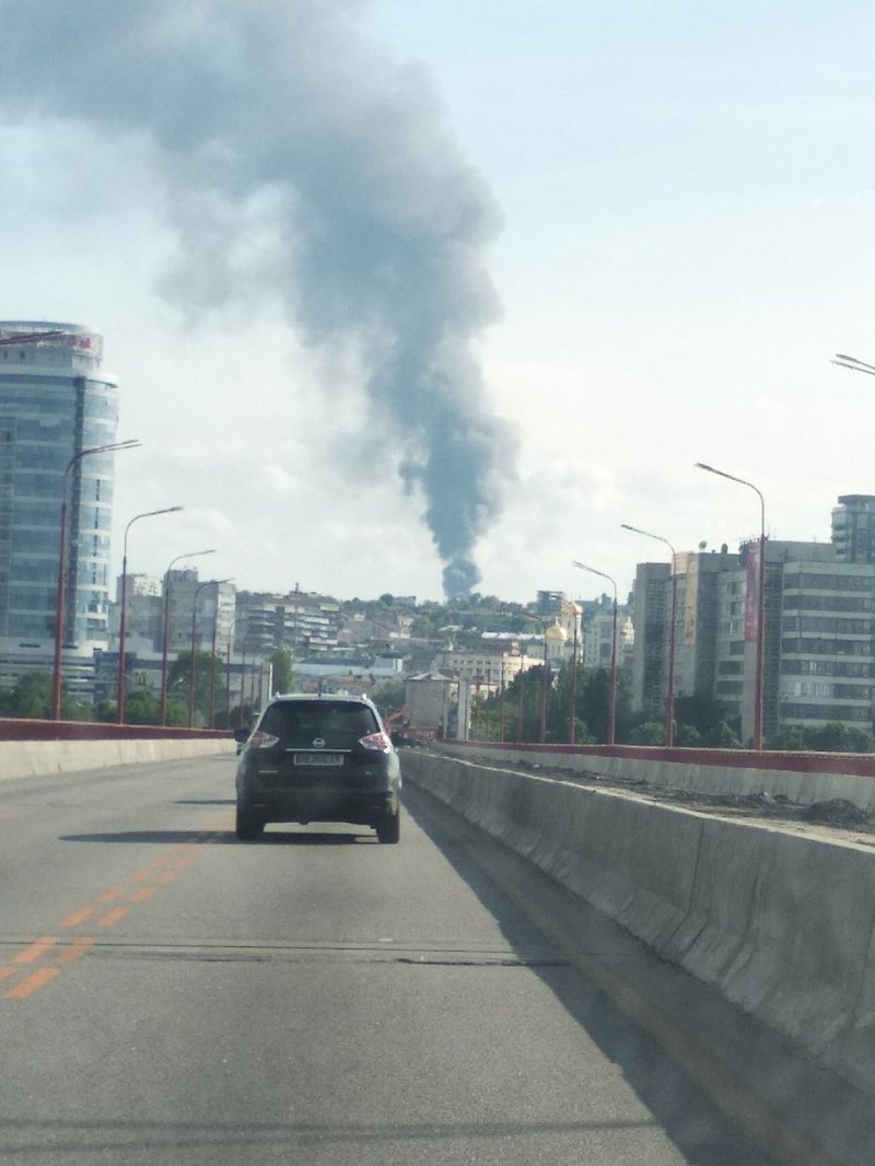 На место происшествия работают сотрудники патрульной полиции и спасатели