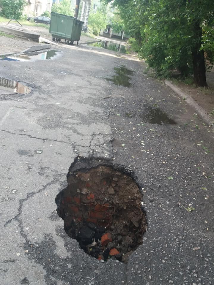 На Слобожанском образовалась яма На Слобожанском образовалась яма