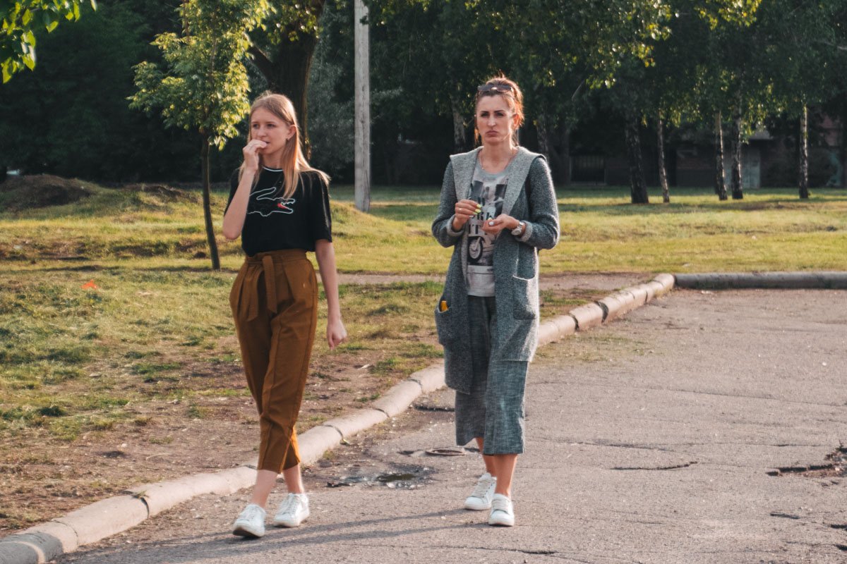 Погода располагает к майкам и шарфам