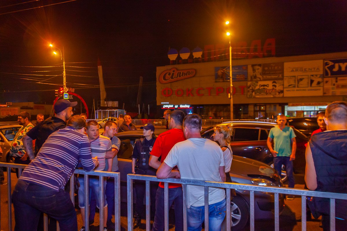 Съехались десятки авто