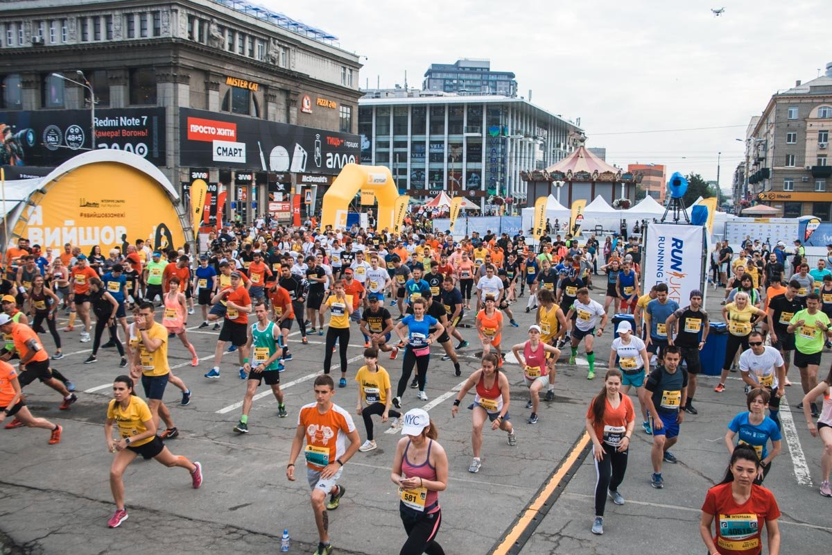 Сначала спортсмены разминались  Сначала спортсмены разминались