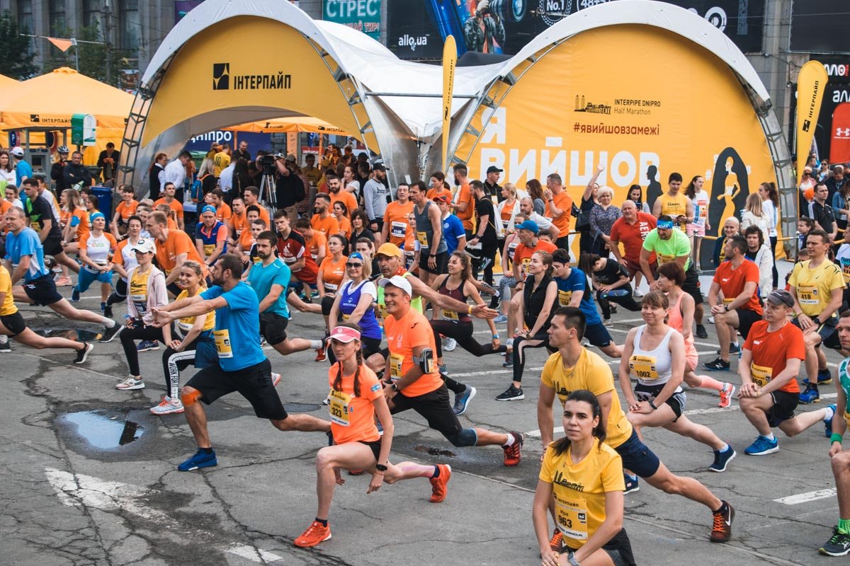 Собрались около 5 000 бегунов Собрались около 5 000 бегунов