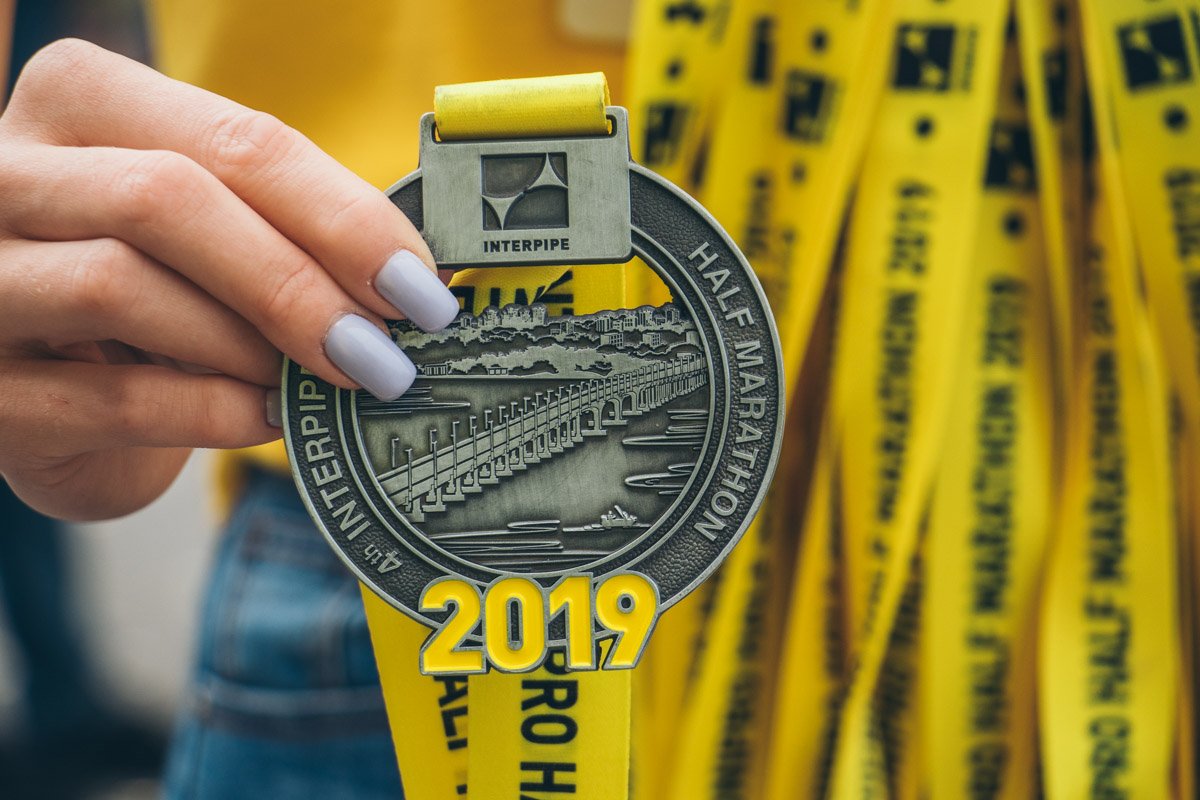 Финишеры главных дистанций получили медали с обновленным дизайном