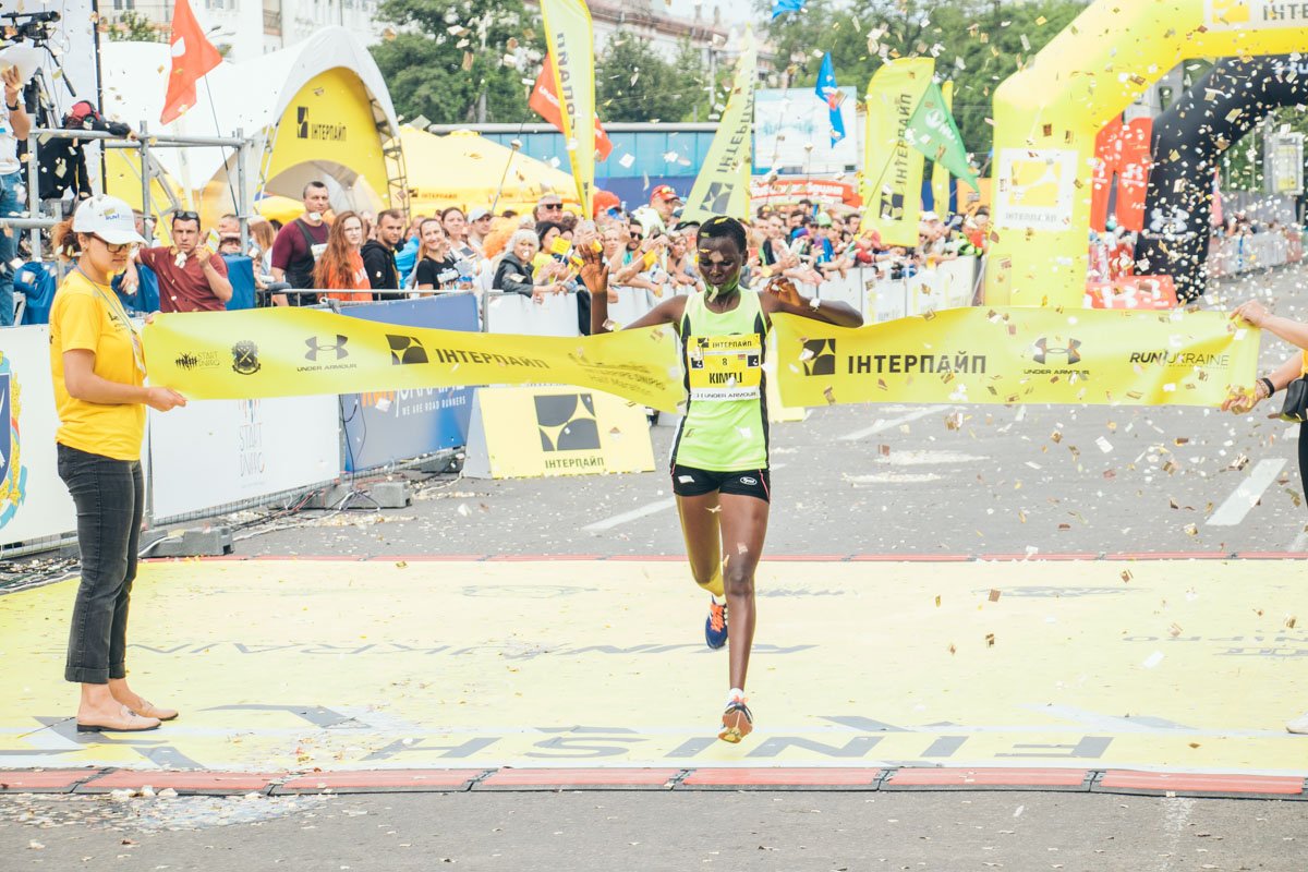 Из девушек первой прибежала Кымели Даизи Джерико - африканка из Кении