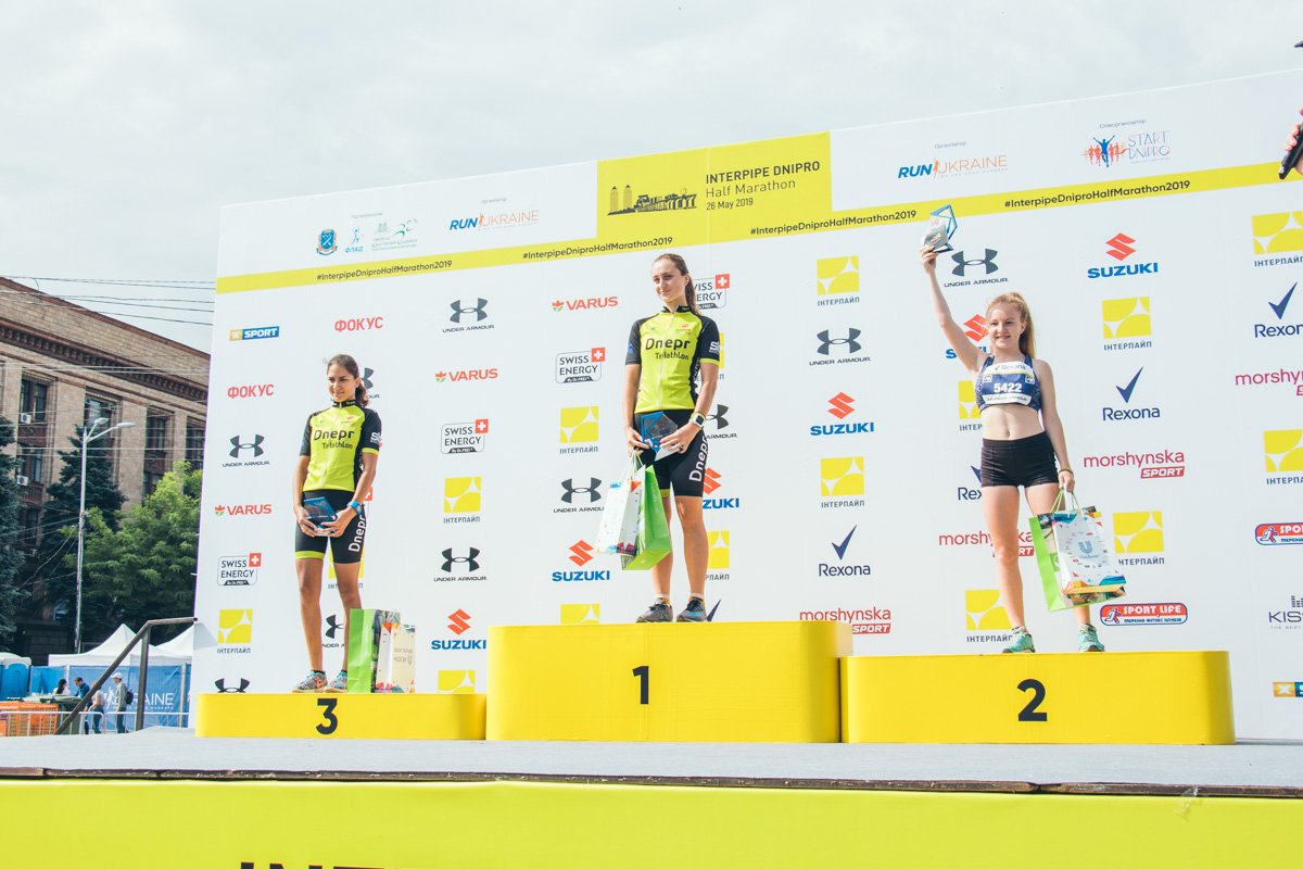 Победители среди девушек, они первыми приодели дистанции 4,2 км