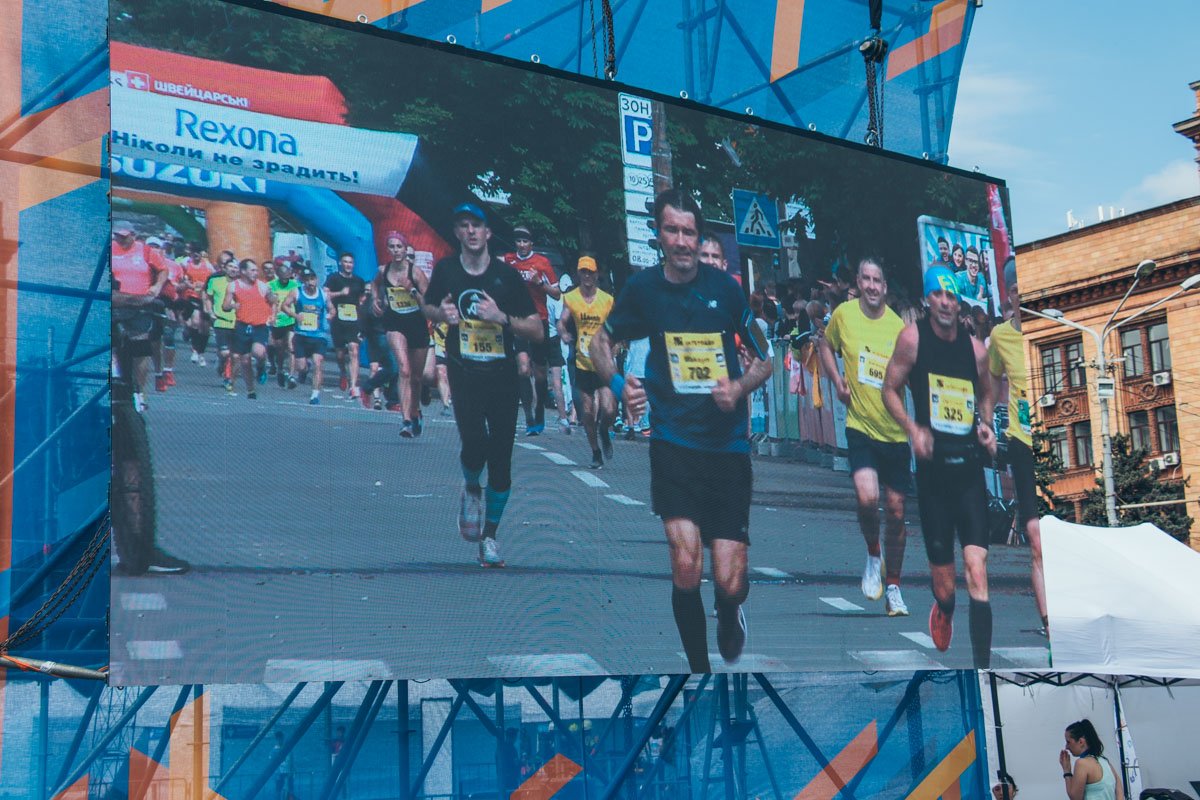 Все время забег транслировался на Площади Героев Майдана 