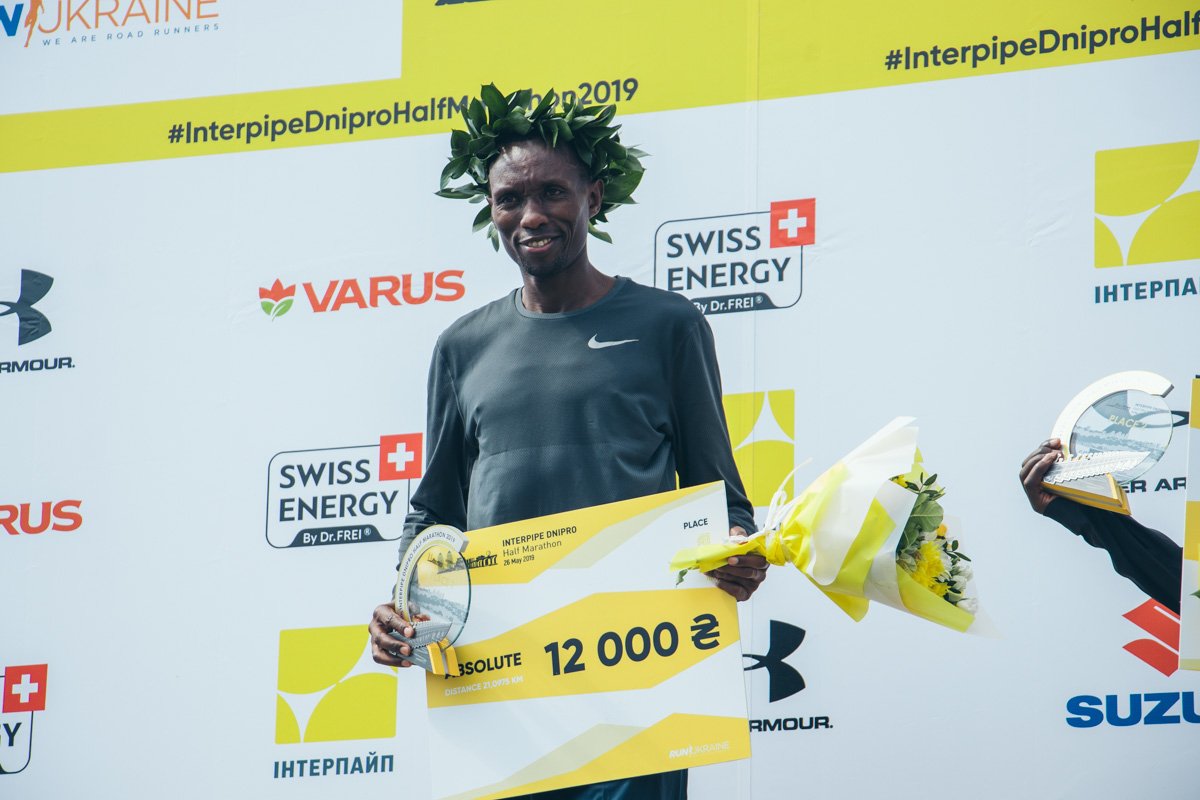  Первым к финишу среди мужчин прибежал ариканец Санг Бернард Черуийот