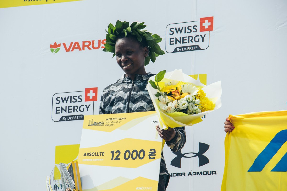 Из девушек первой прибежала Кымели Даизи Джерико - африканка из Кении