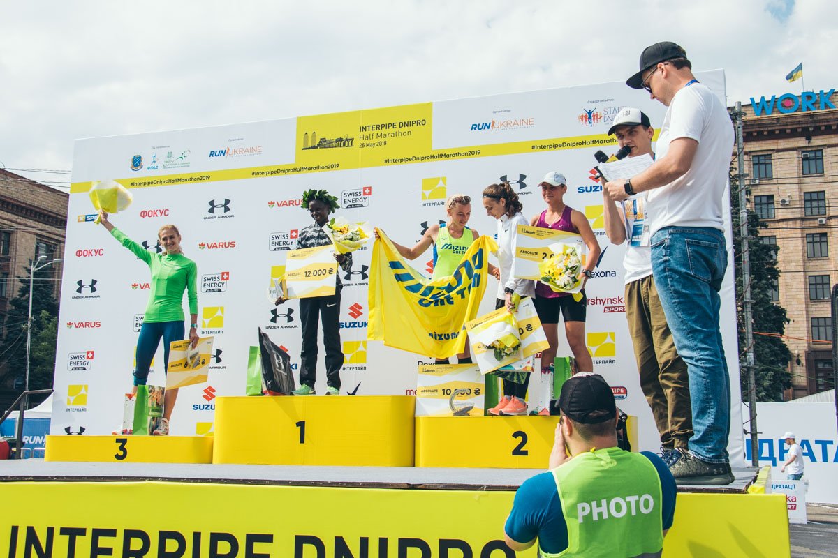 Счастливые победительницы полумарафона 