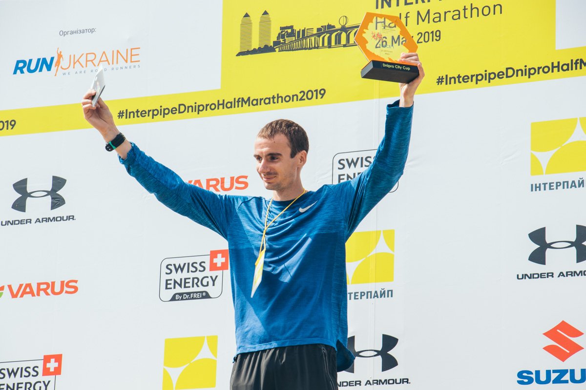 Также медалью и кубком наградили Романа Романенко, как самого быстрого жителя Днепра