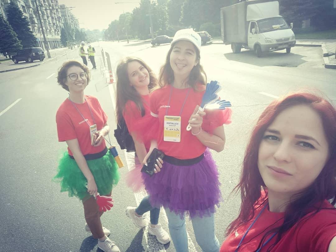 Болельщицы поддерживали бегунов