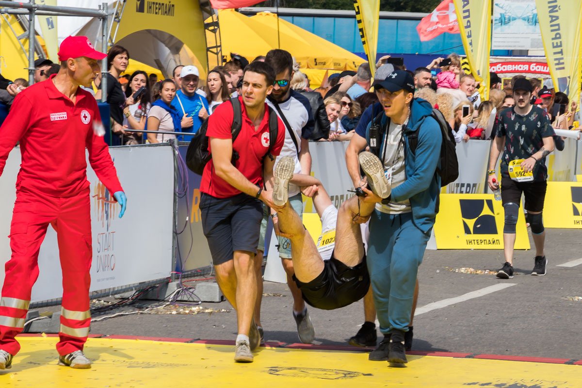 Некоторым становилось плохо, но их тут же "подхватывали" медики 