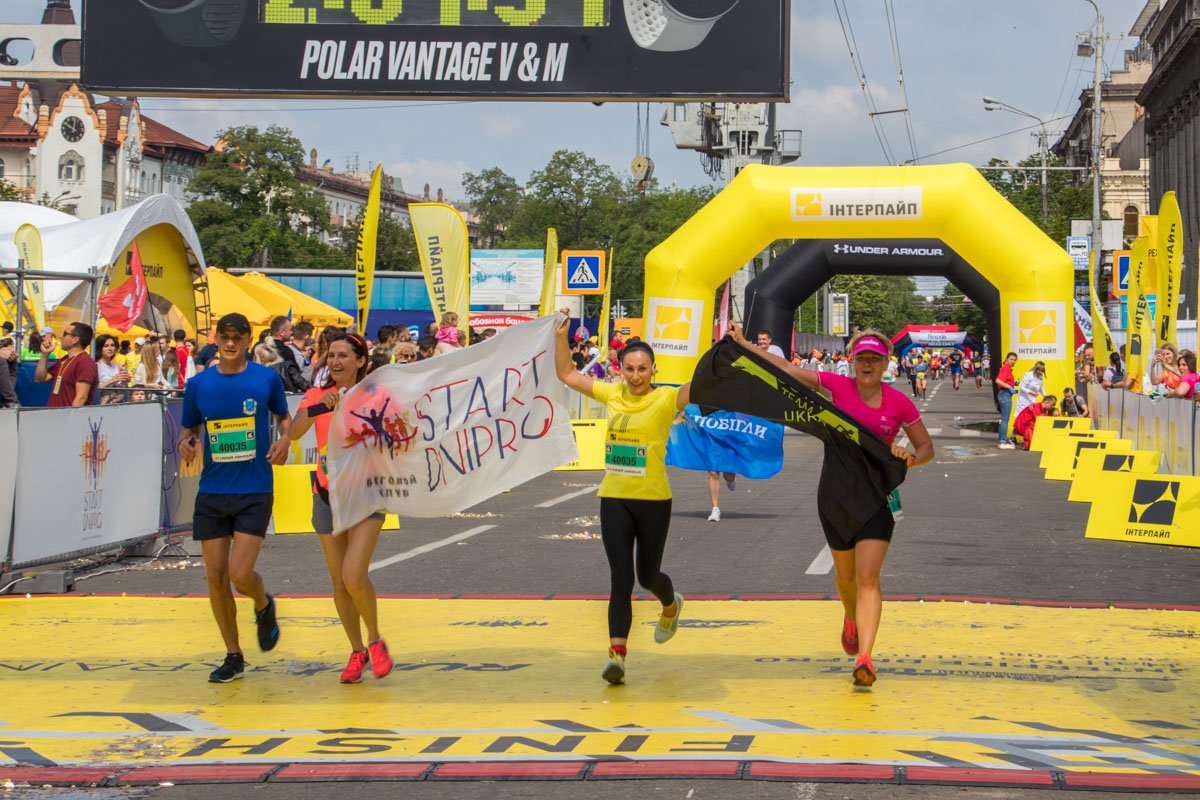 Многие бежали с флагами и другими атрибутами в руках 
