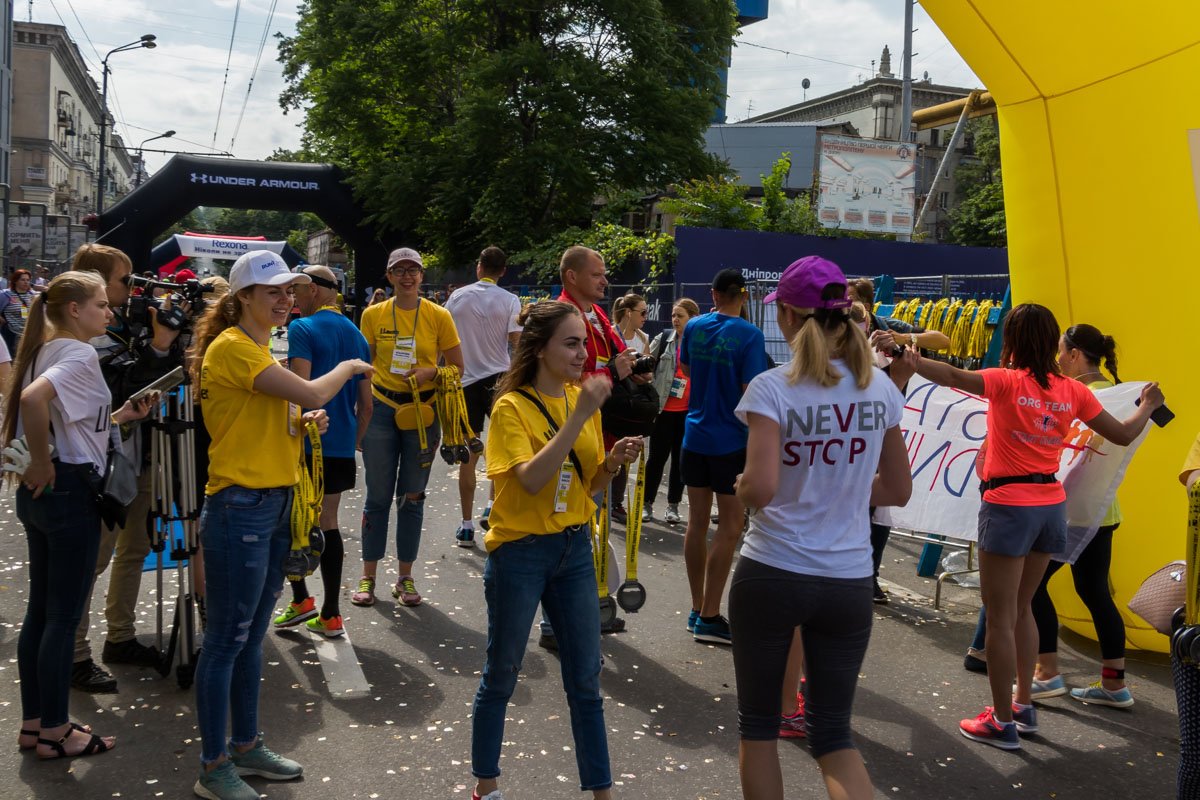 На финишной прямой участникам вручали медали 