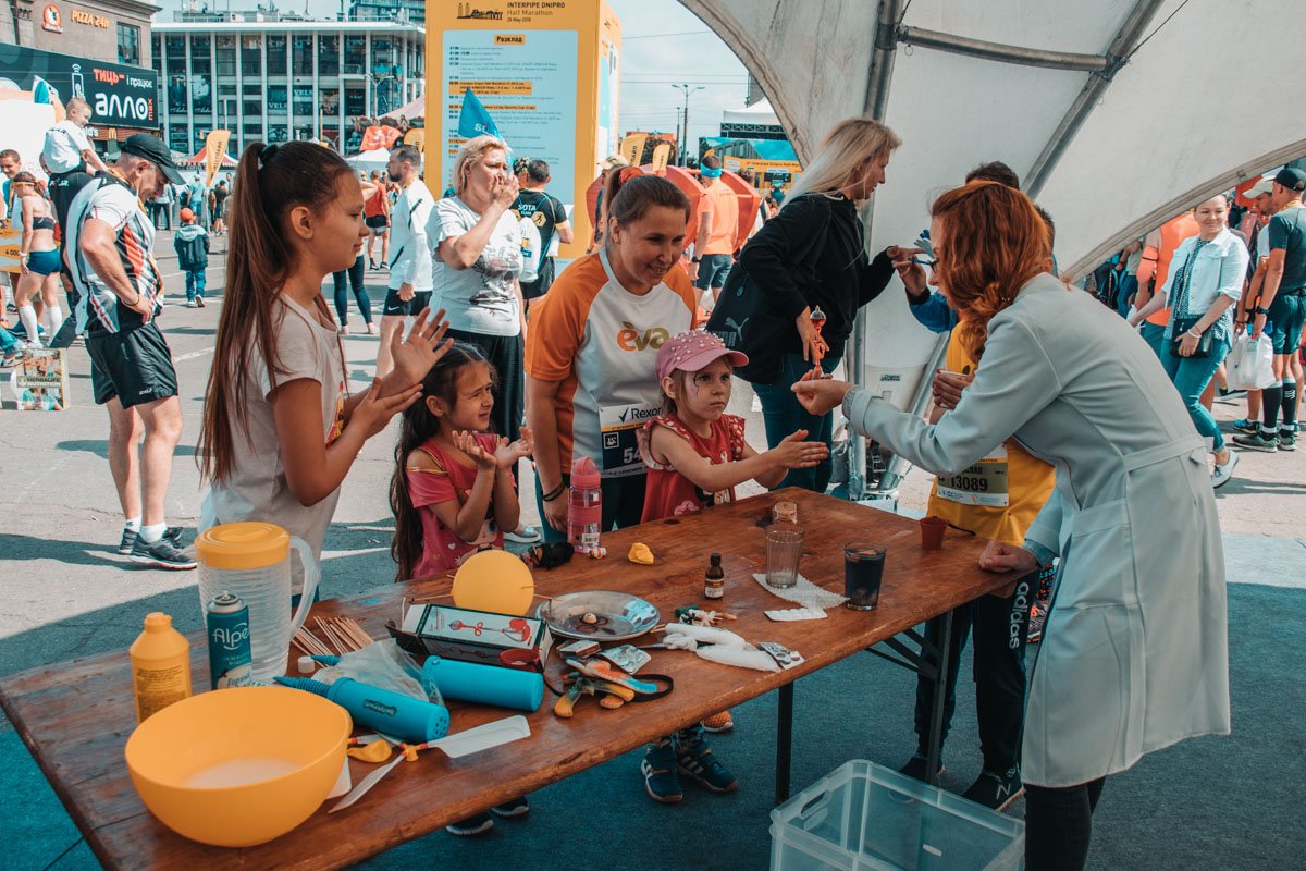 Детей, которые пришли на марафон, развлекали аниматоры 