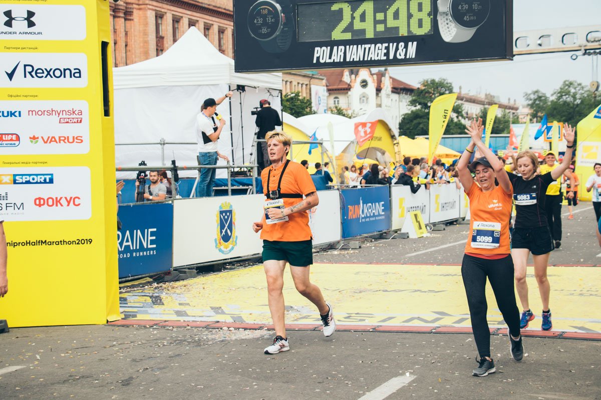 Для участников в этом году в рамках бегового события подготовили три дистанции: 21, 0975 км, 10 км и мини-марафон 4,2 км
