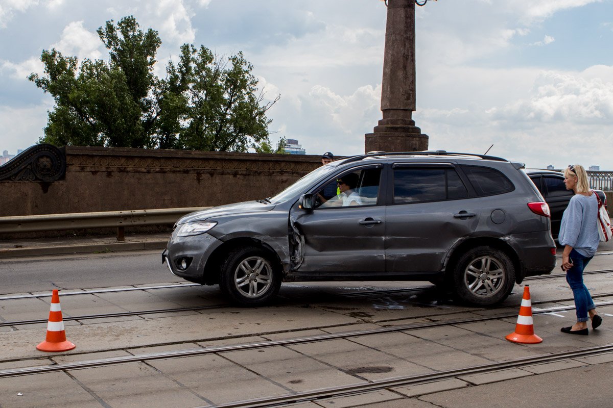 По словам сотрудников патрульной полиции, оба автомобиля двигались в сторону левого берега По словам сотрудников патрульной полиции, оба автомобиля двигались в сторону левого берега