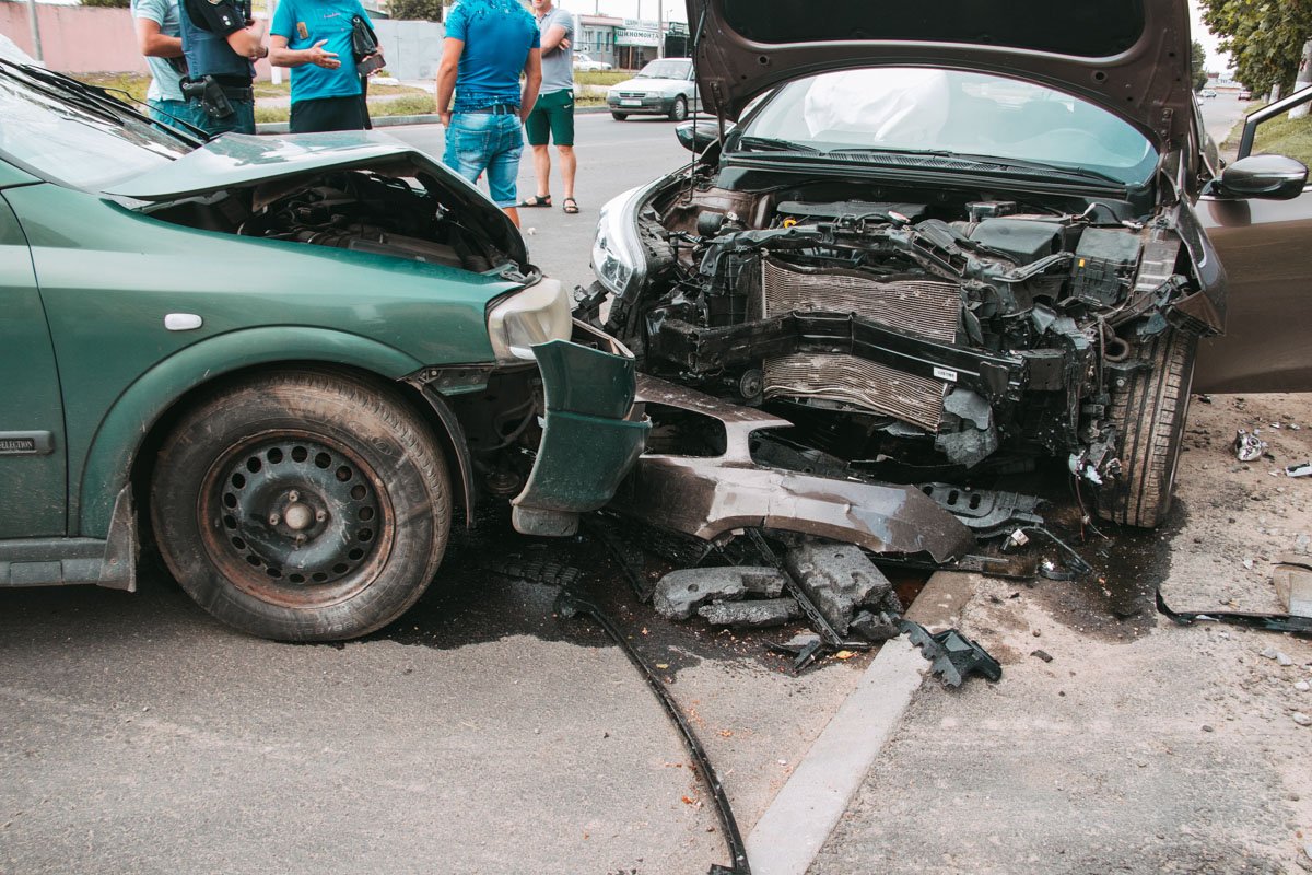 26 мая, около 14:20, на улице Генерала Захарченко лоб в лоб столкнулись Kia и Opel