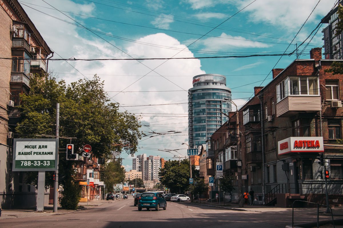 Плывут по небу облака, Скользят бесшумно над землею.