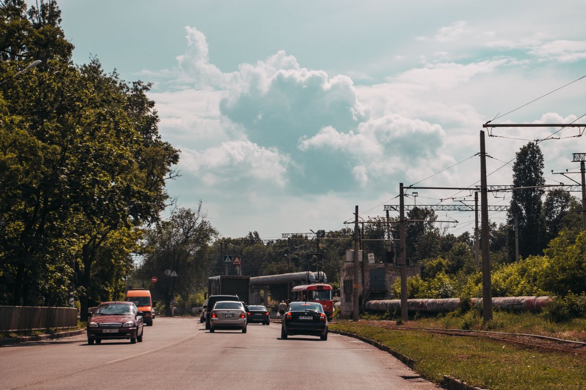 Течет небесная река, Сливаясь с дымкой голубою.