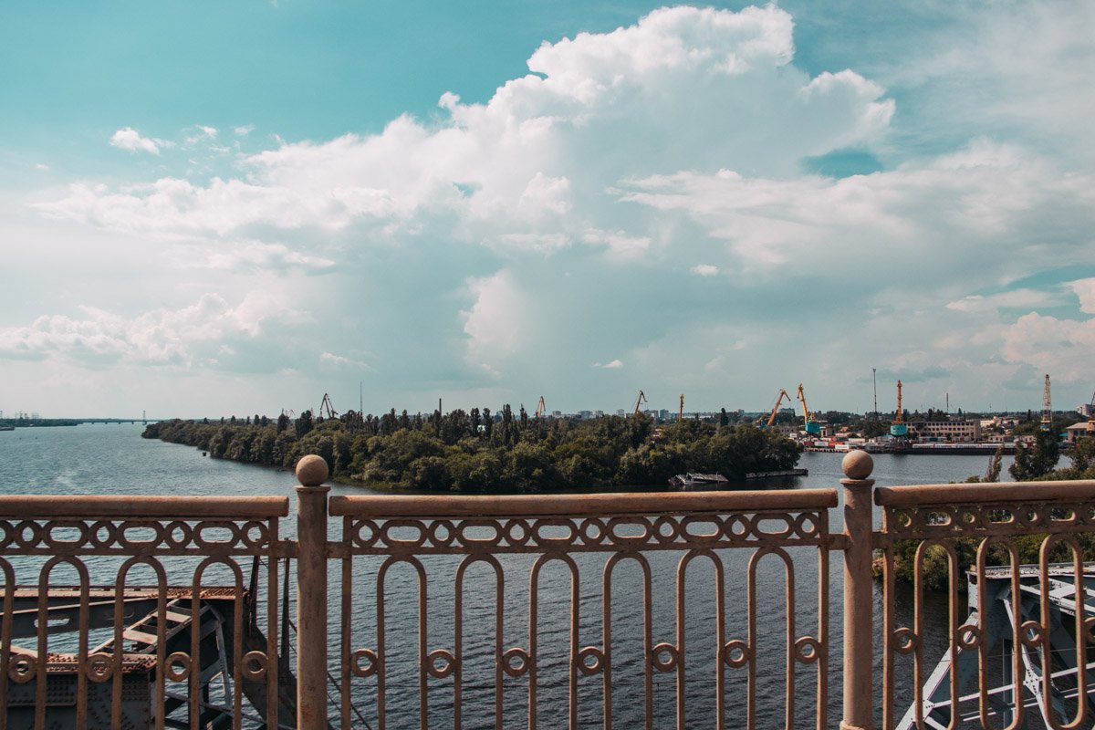 Над горизонтом путь далек, Простор от края и до края.