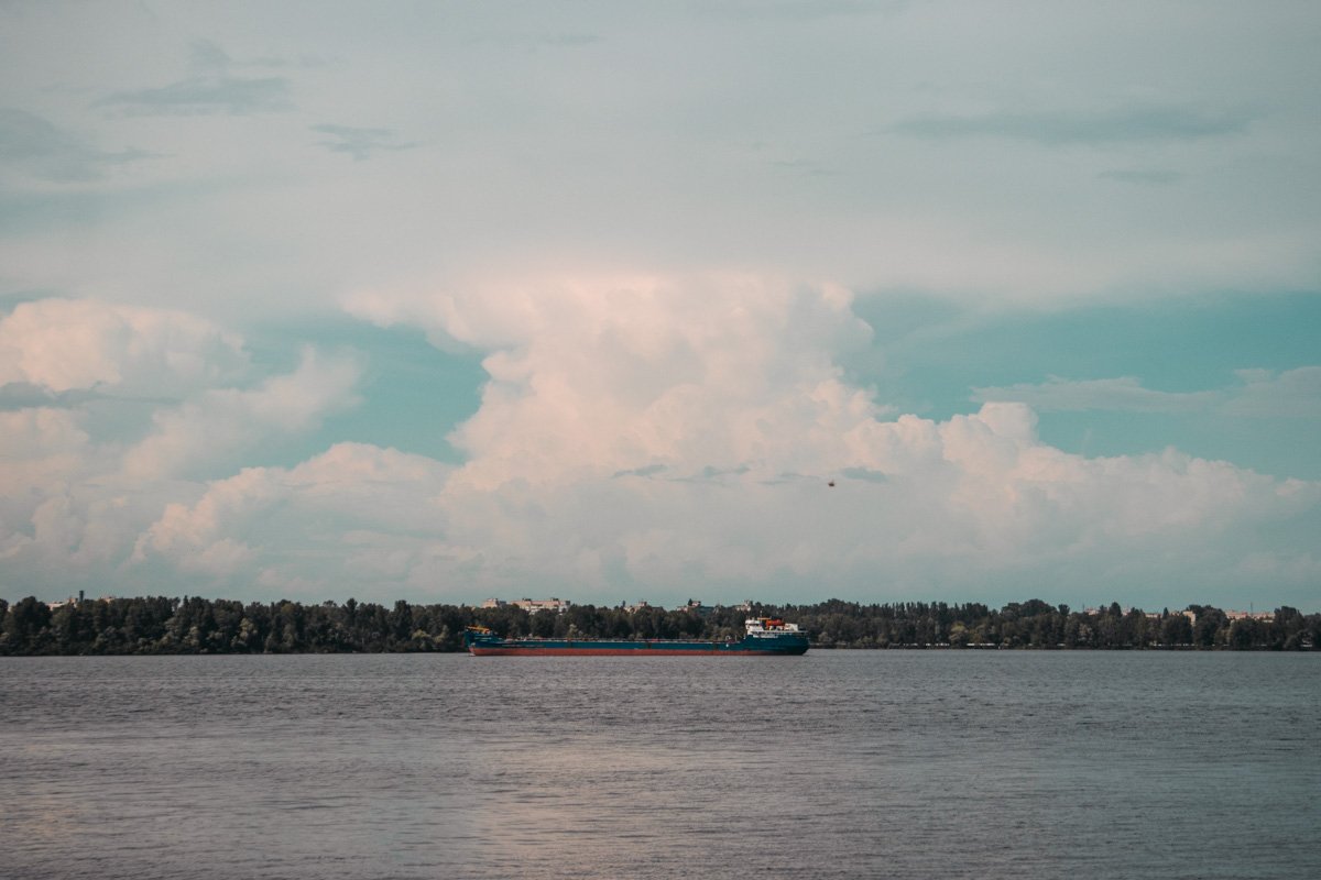 А облака себе плывут Вперед, усталости не зная.