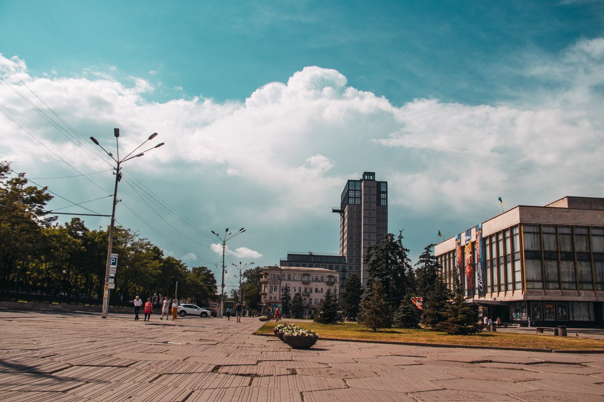 Забудь земную суету. Как в детстве, сказка дверь откроет…