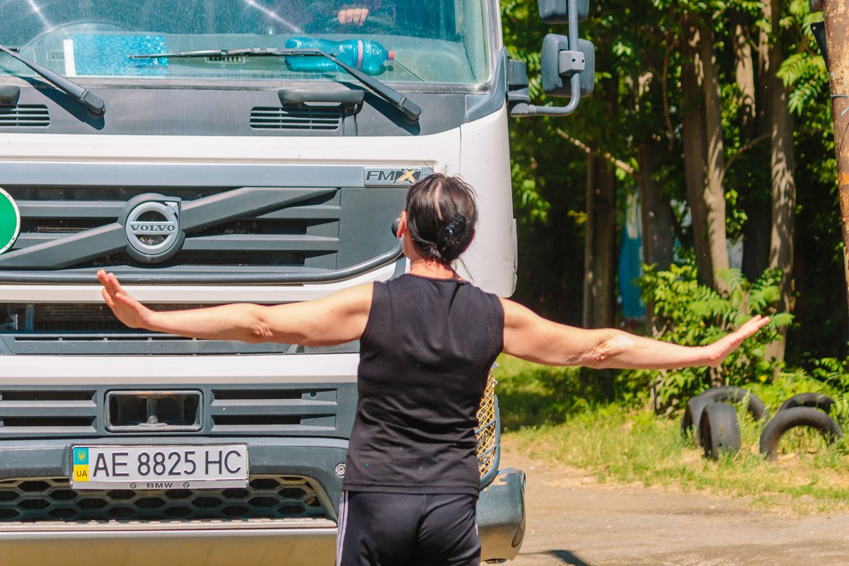 Около 20 человек перекрыли улицу Около 20 человек перекрыли улицу