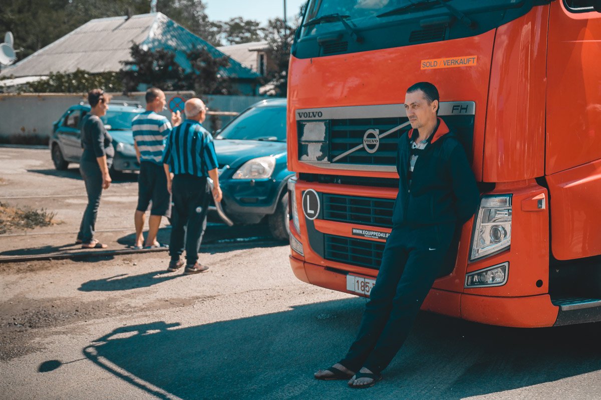 Водители устали ждать, пока их пропустят  Водители устали ждать, пока их пропустят