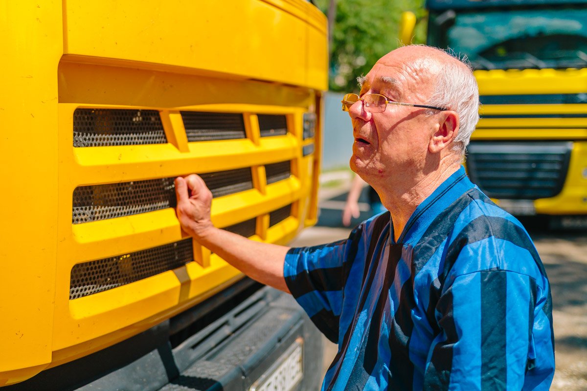 Люди без страха останавливали грузовые авто Люди без страха останавливали грузовые авто