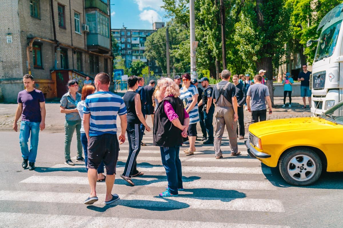 Полицейские уговорили людей уйти с проезжей части и восстановить движение транспорта  Полицейские уговорили людей уйти с проезжей части и восстановить движение транспорта