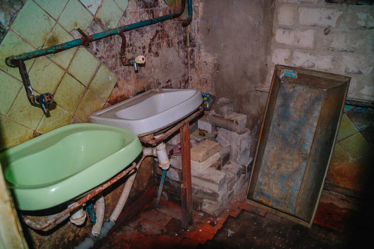 В таких условиях живут и взрослые и дети В таких условиях живут и взрослые и дети