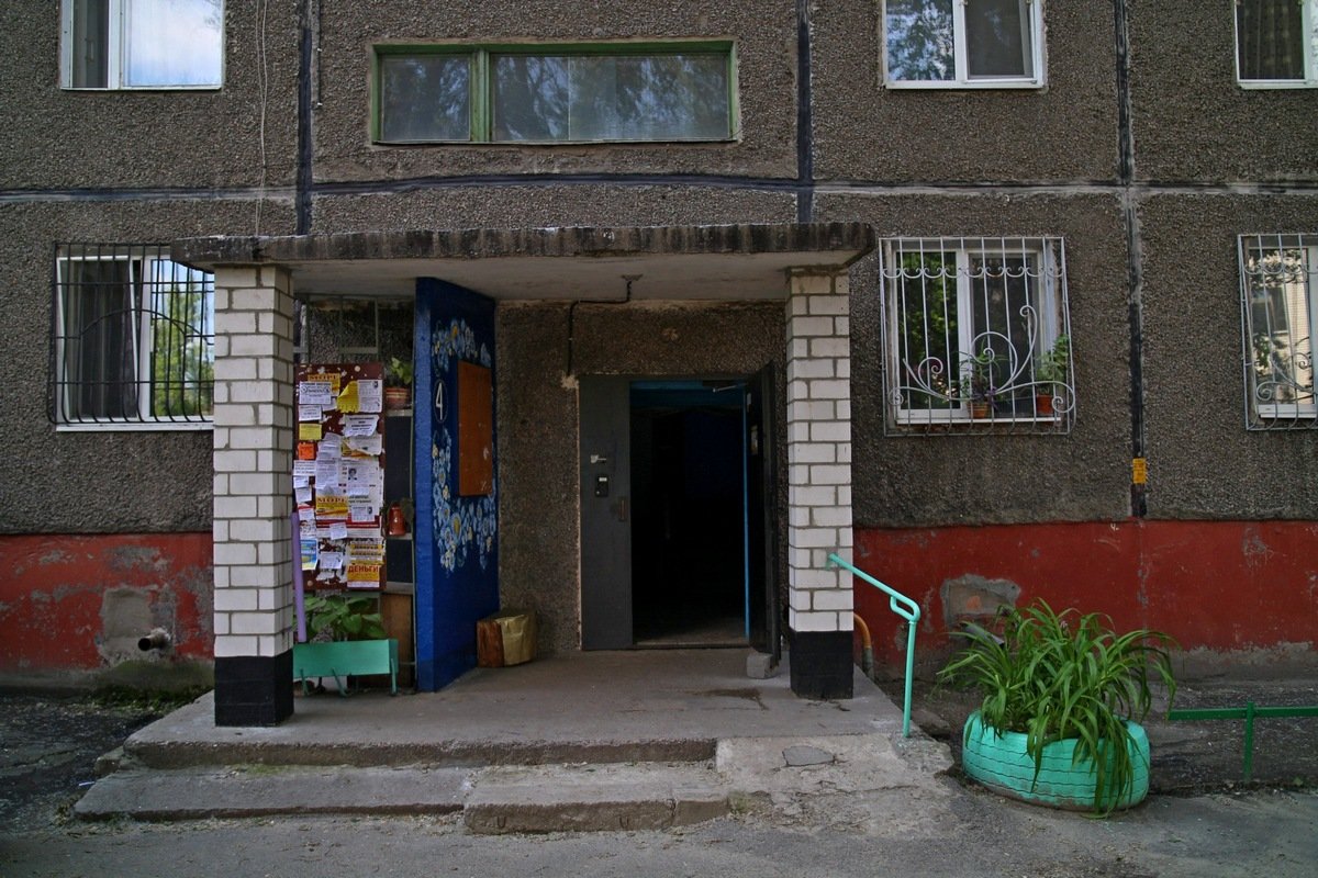 В межквартирном тамбуре на первом этаже произошло короткое замыкание в распределительной коробке