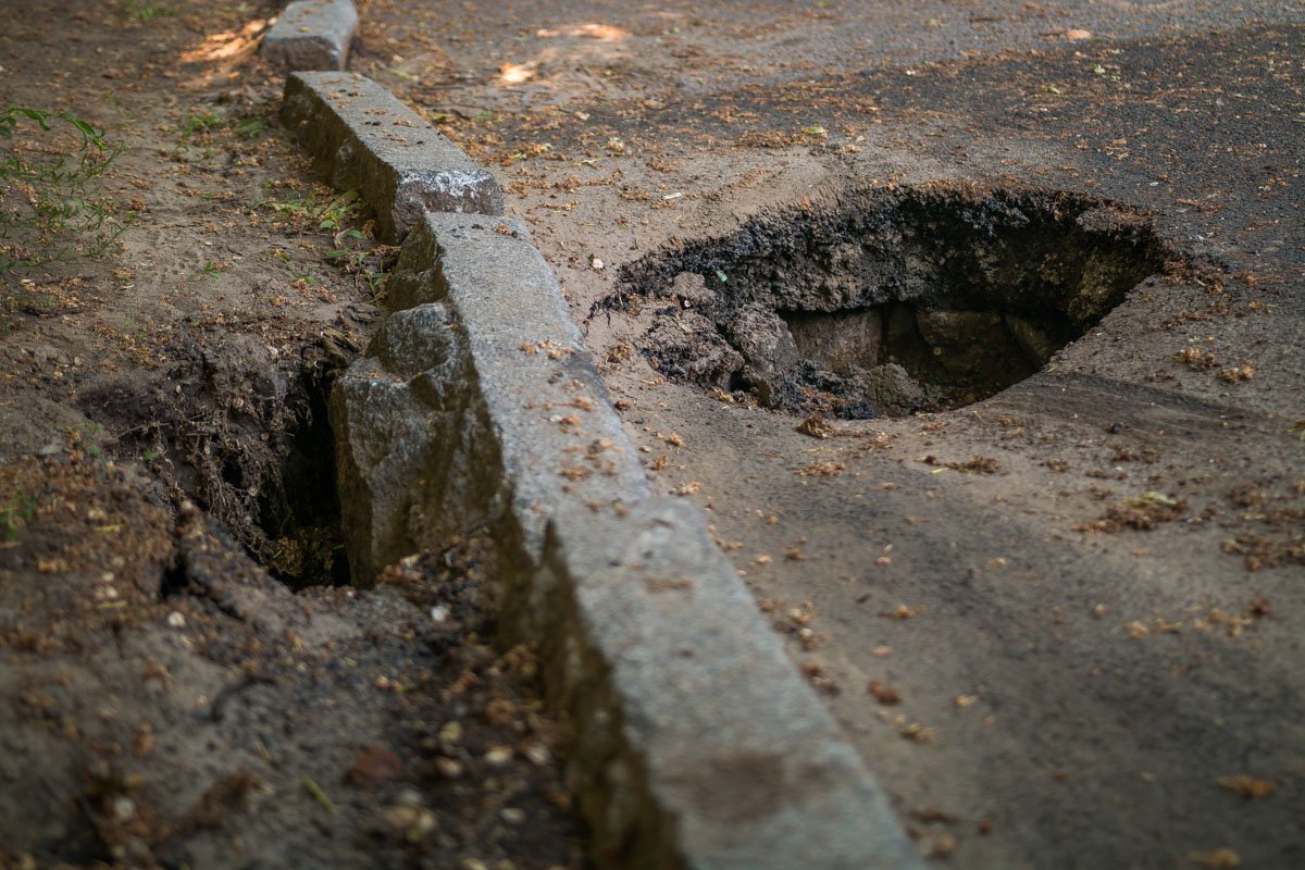 Яма достаточно глубокая: взрослому здесь примерно по колено Яма достаточно глубокая: взрослому здесь примерно по колено