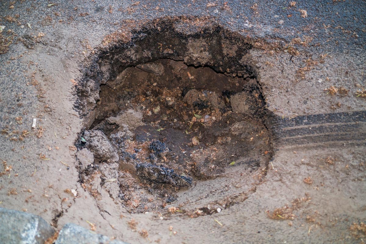 Асфальт проседает на Короленко не первый раз Асфальт проседает на Короленко не первый раз