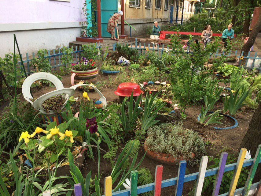 В таком дворе приятно отдыхать