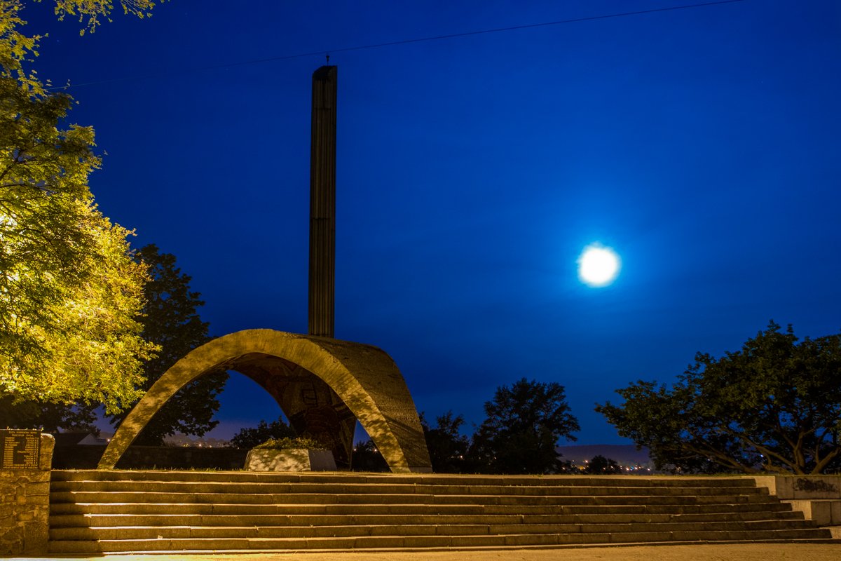 Луна освещает спящий город