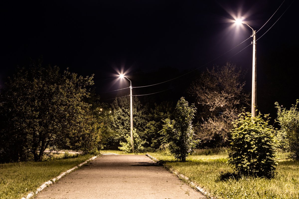 Опустевшие улицы наполнены запахами ночи